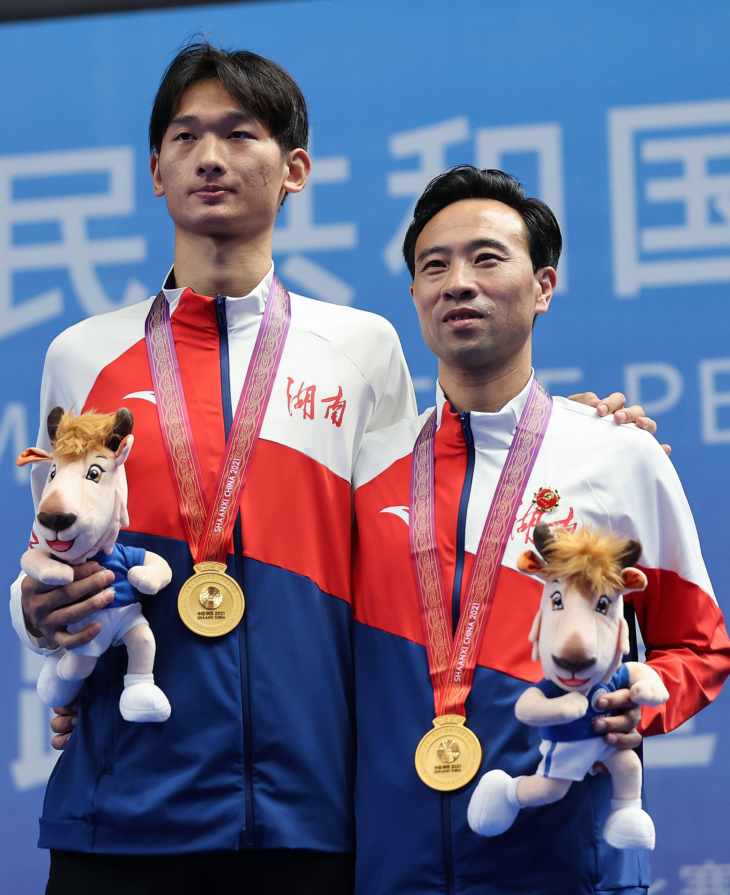 新华社照片,汉中(陕西),2021年9月25日9月25日,湖南队选手吴凯(左)与
