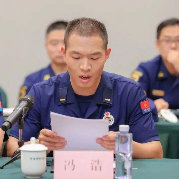 支队冯浩等总队文艺宣传队代表和原总队文工团代表郝永刚依次交流发言