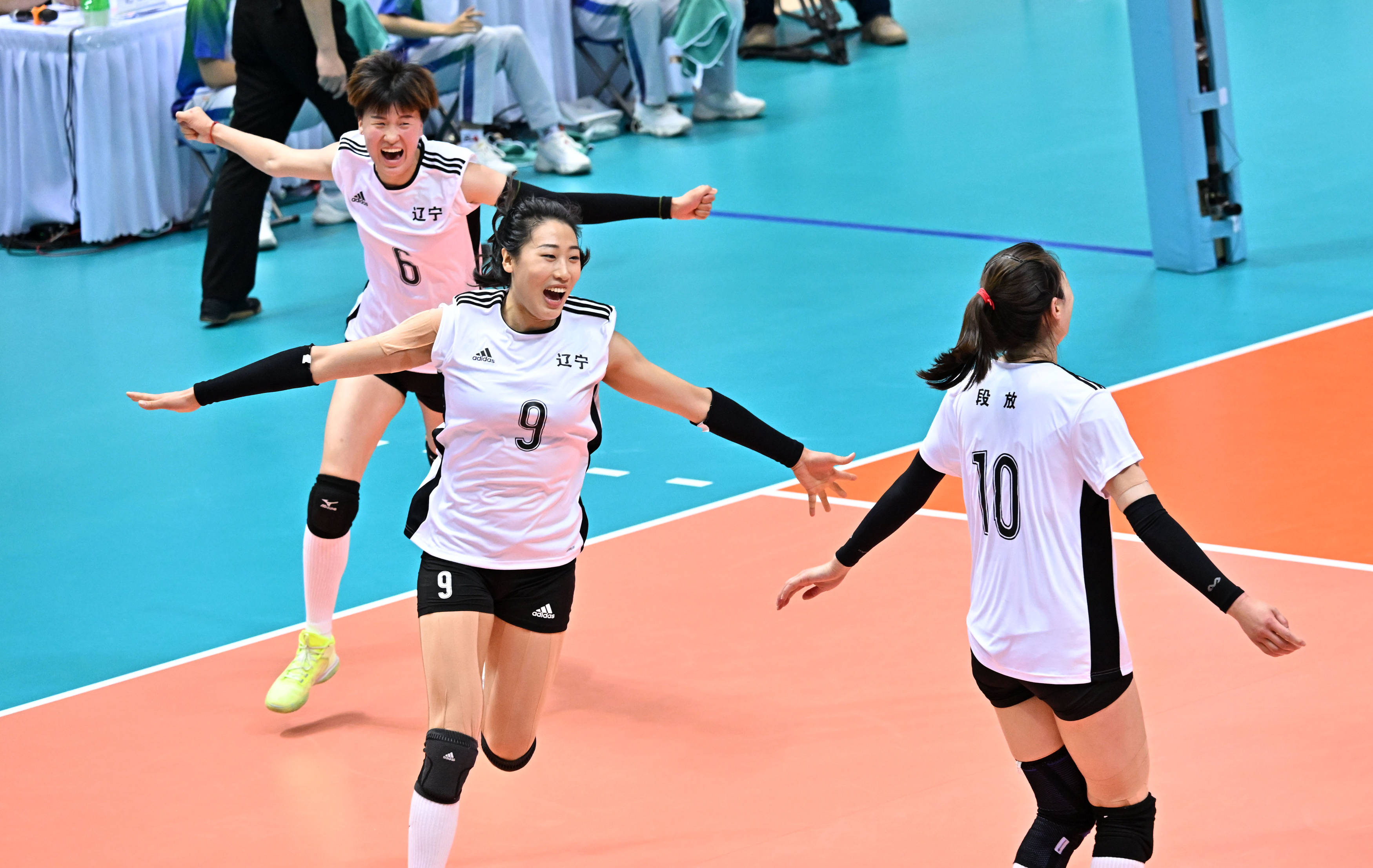 排球女子成年组辽宁队获得铜牌
