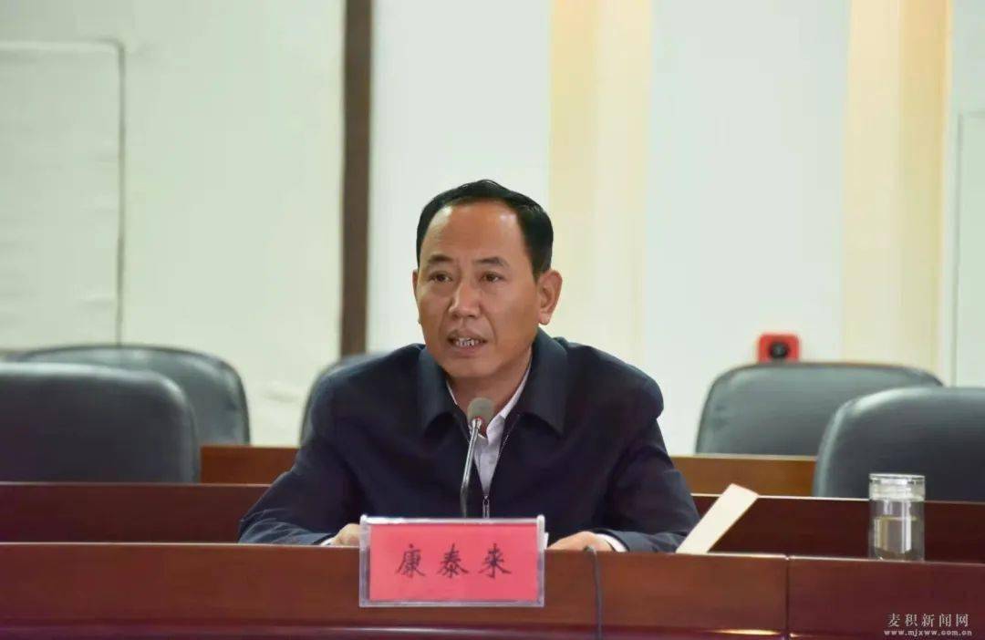 市委组织部常务副部长,市公务员局局长丁晓来主持会议并宣布省委,市委