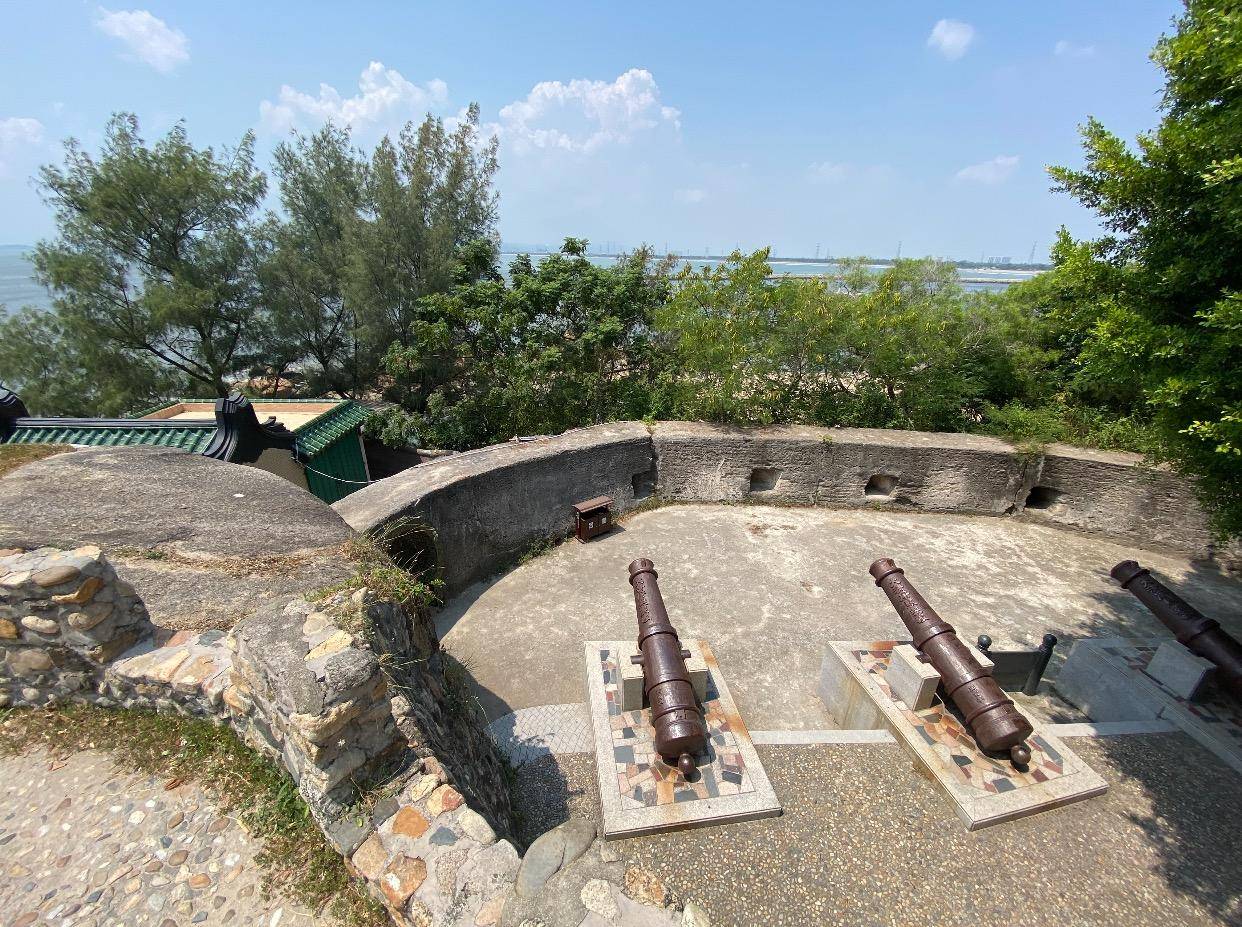 清政府建海門南炮臺(蓮花炮臺),由三合土築成,呈半圓狀,直徑約25米.