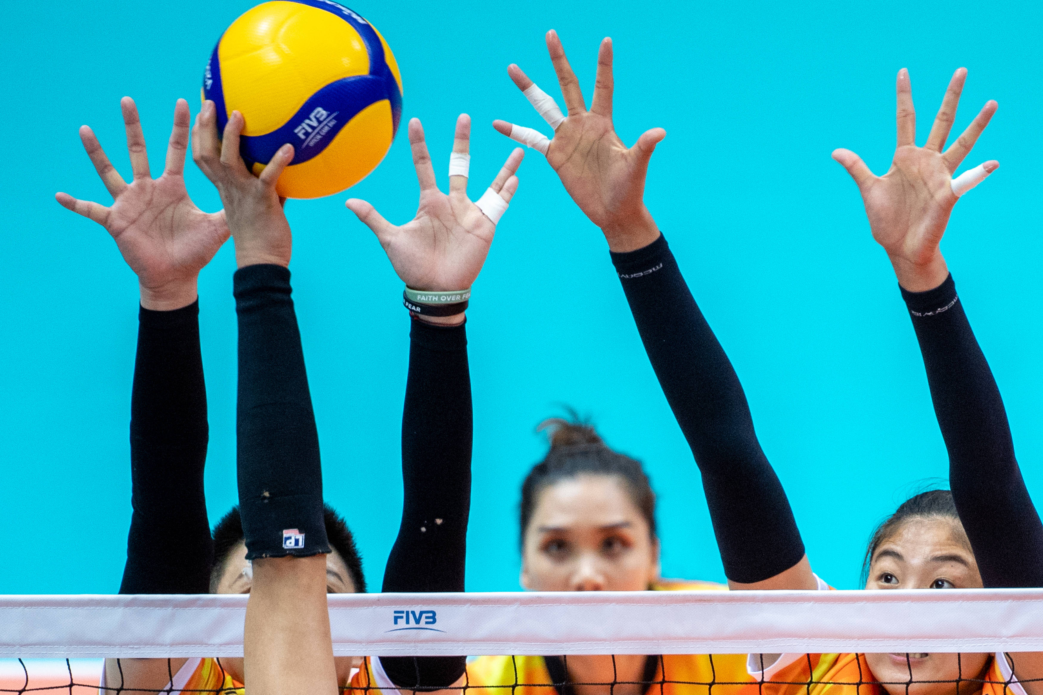 排球女子成年组辽宁队获得铜牌