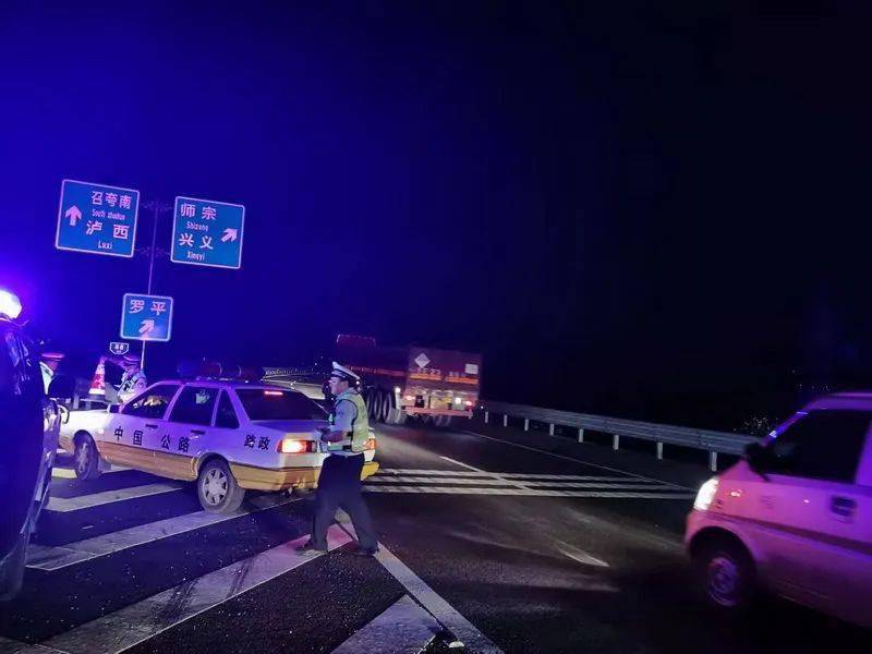 闪烁的警灯与银白的月光交相辉映拥抱着月夜的印痕踏着坚定的步伐一群