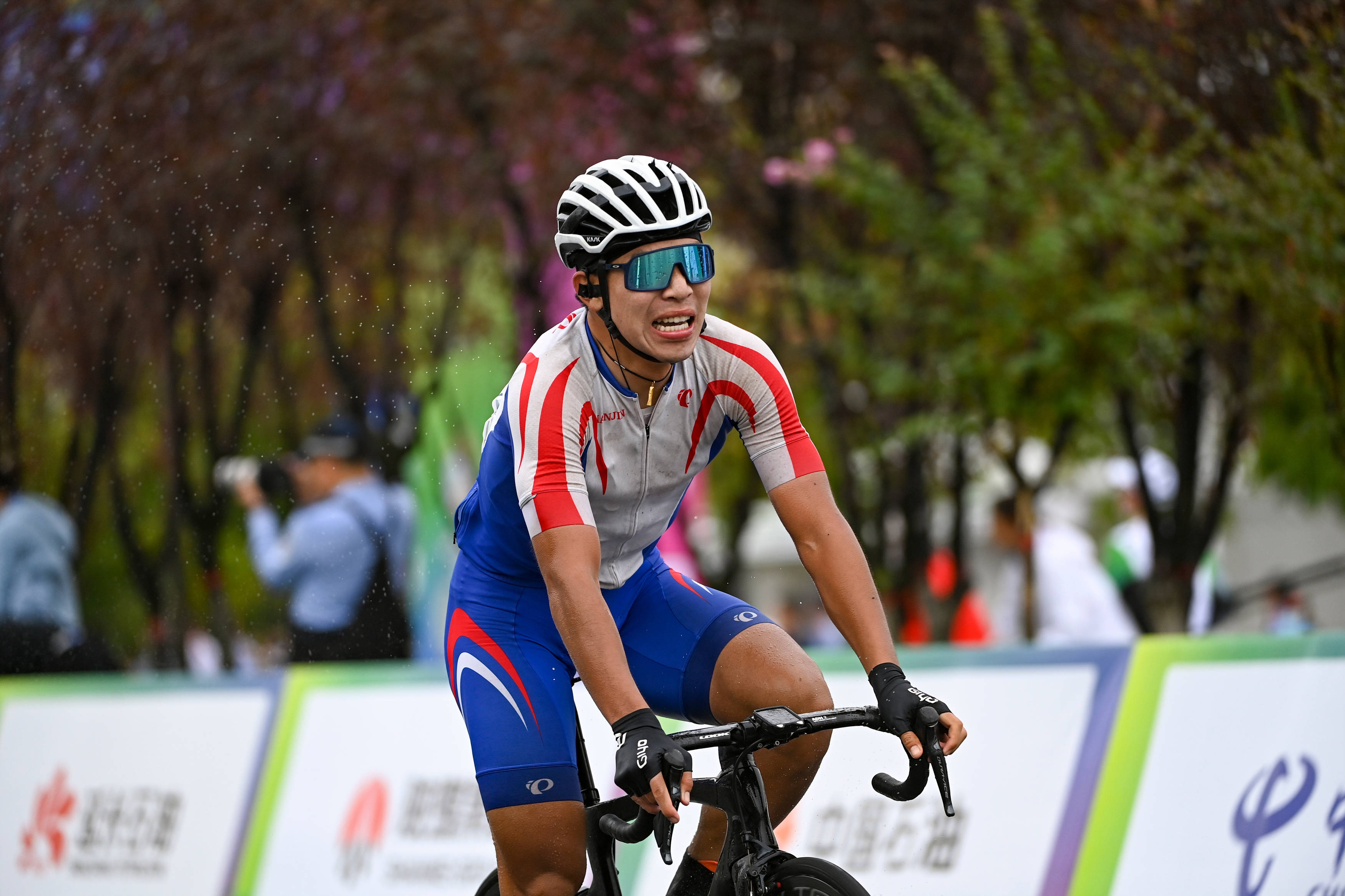 公路自行车——男子个人赛:天津队选手张长晟夺冠