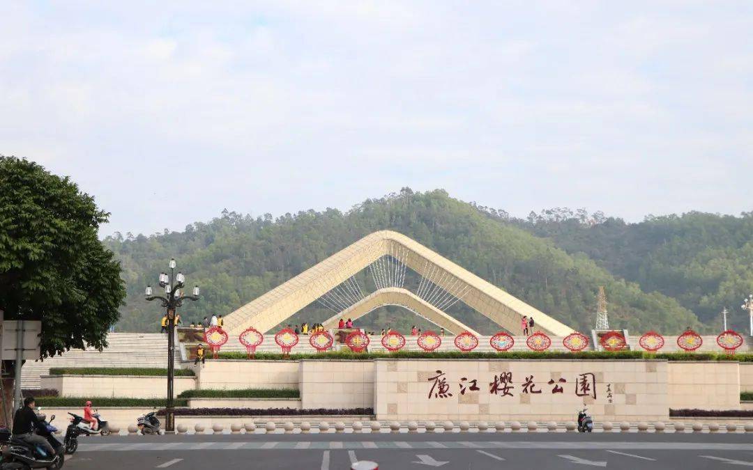 期待廉江塘山岭生态公园升级改造正在紧张施工中