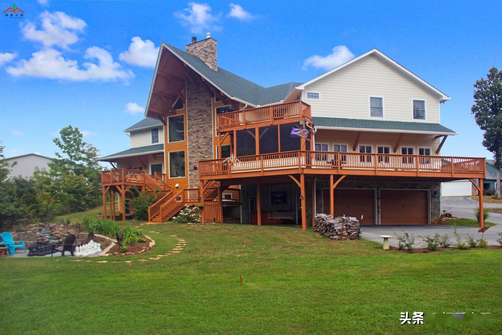 看到这木屋的客厅用自然石材贴的烟囱我就爱上这特色的梁柱木别墅