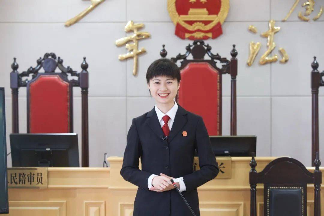 北京市东城区人民法院少年法庭里,同学们认真聆听法官讲授的"两法"