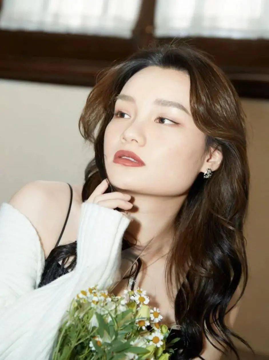 发条晨 @大方脸小李 @daya 方脸适合的发型!