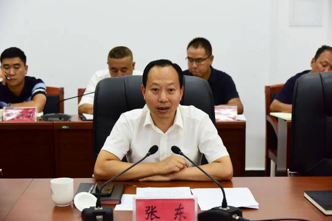 考察组表示,百里杜鹃旅游资源禀赋优越,生态环境优良宜居,交通区位