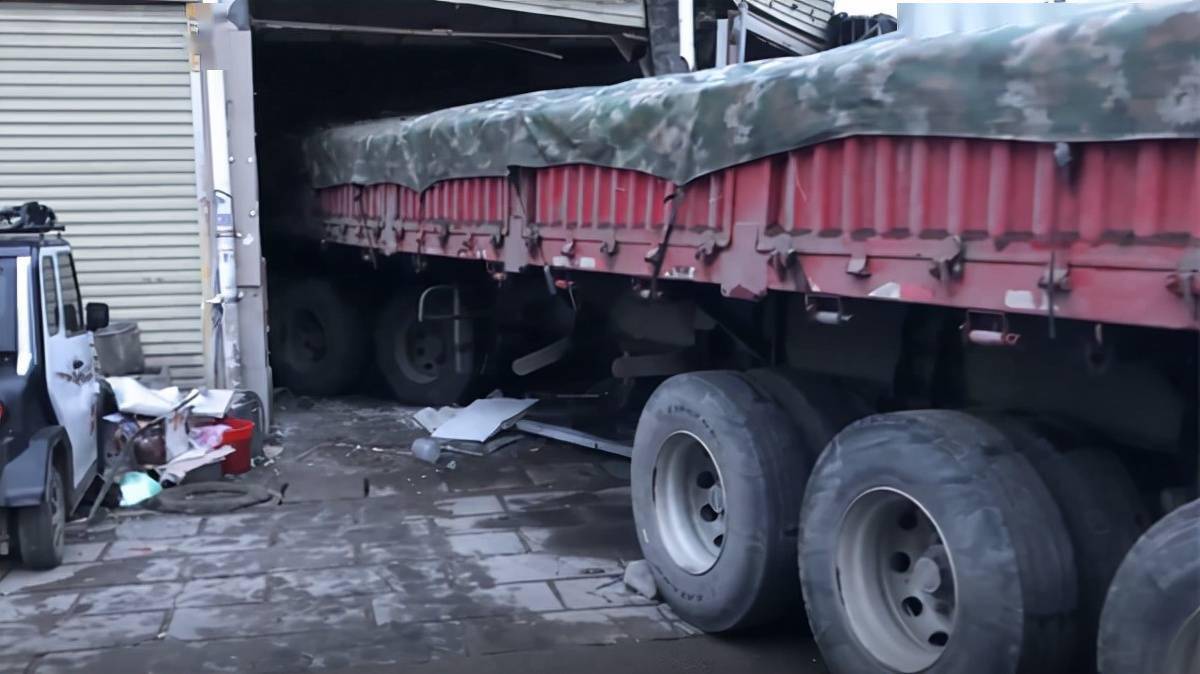 市柘城县消防救援大队指挥中心接到报警称,岗王镇沙河村大街发生车祸