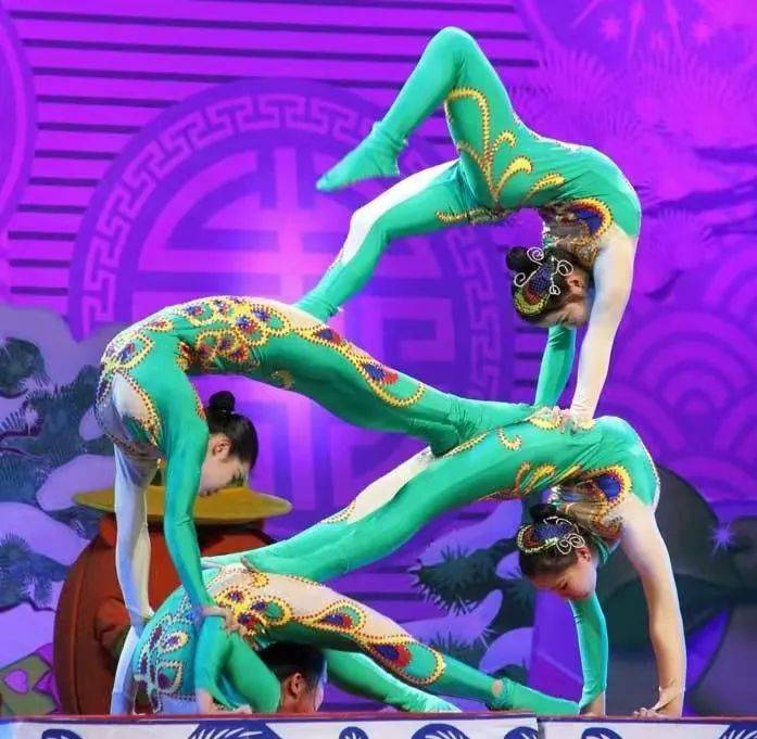 杂技跳绳,小丑编气球,呼啦圈.