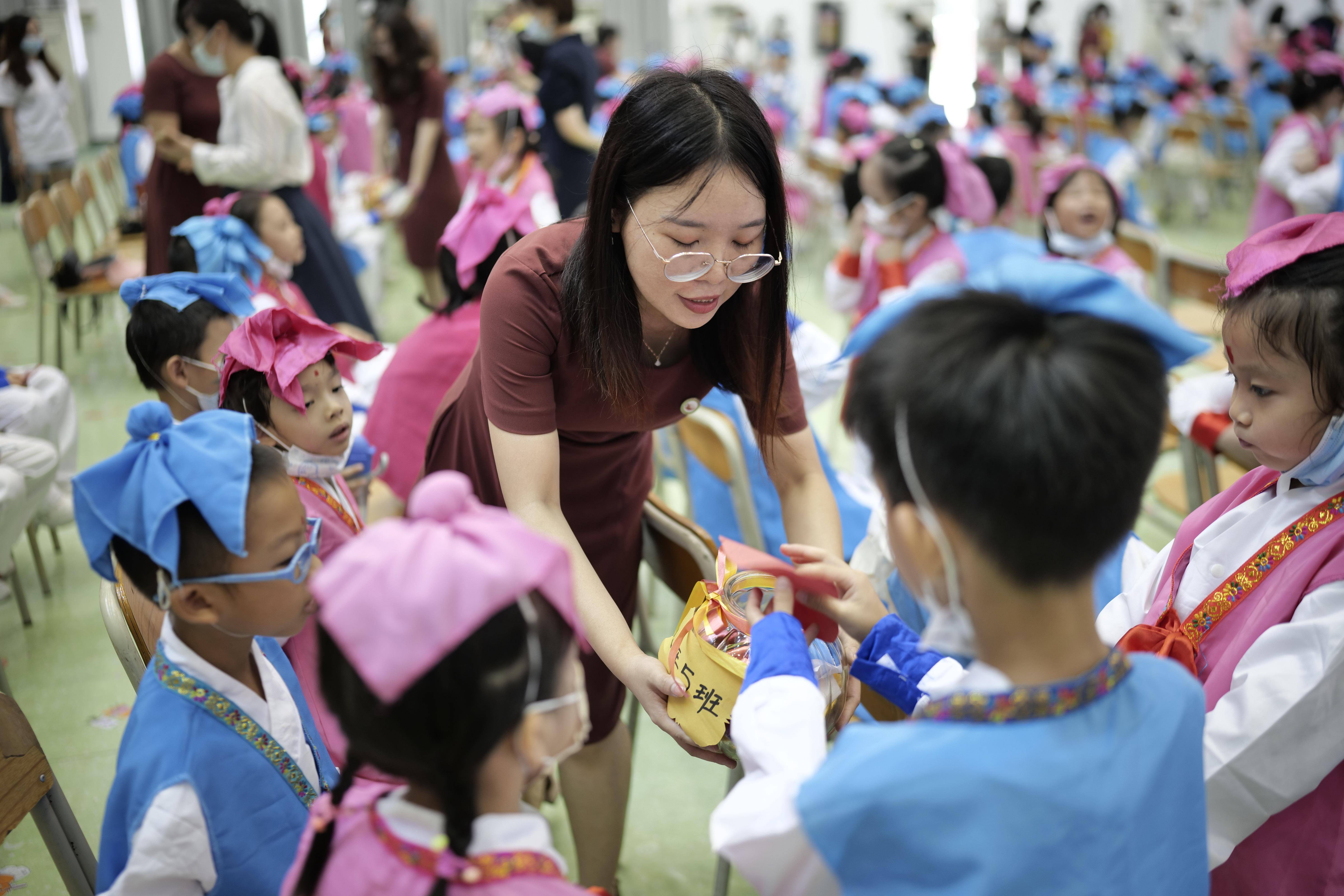 萌娃|?孔子诞辰开笔礼，隔空比划“和”字，萌娃踏上求学问道之路