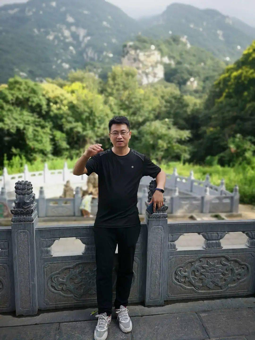 马焕斌带着家人和公司小伙伴出游 赵文达是一名小学老师,来到厚街14年