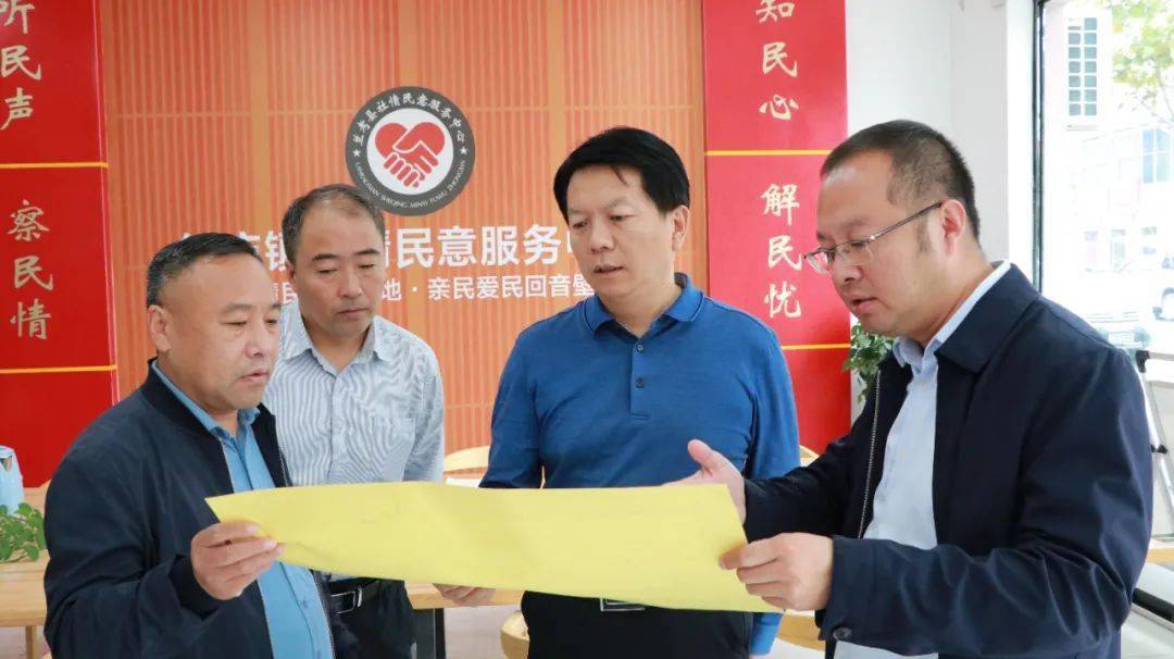 "在仪封镇社情民意服务中心,兰考县委常委,政法委书记郑华腾与正在