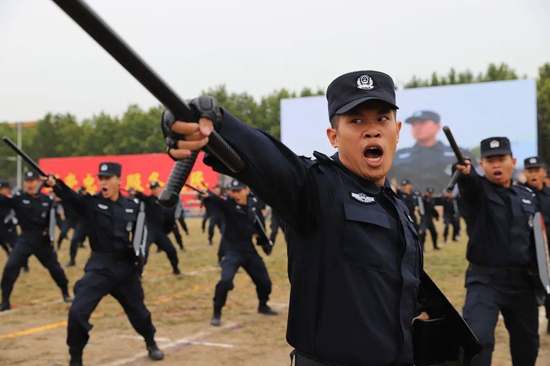 燃多图直击河北公安特警红蓝对抗拉动演练现场