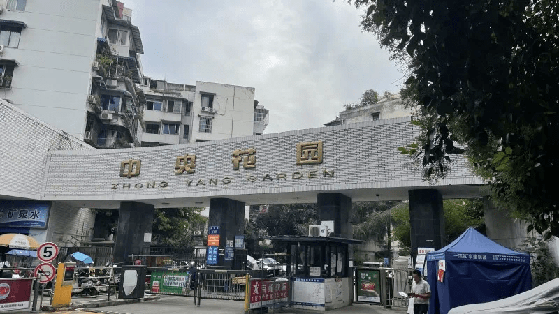 当时周边都还是农田,成都还没二环,中央花园,红运花园,名流花园,交大