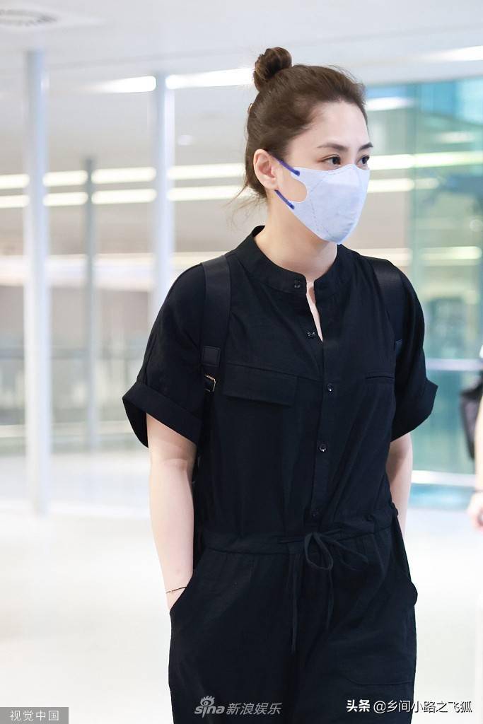 钟欣潼黑色系穿搭利落低调顶丸子头清爽减龄