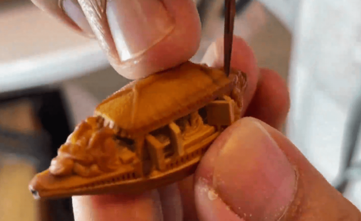 中英双语手艺人用橄榄核再现核舟记