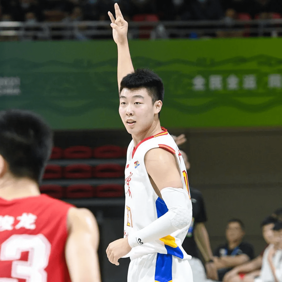 辽篮这边站出来的,正是刚刚犯了错的俞泽辰,左侧45度角,同样回敬两记