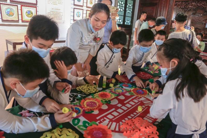 复活|非遗传承人饶宝莲复活失传之剪纸技艺走进岭南和园