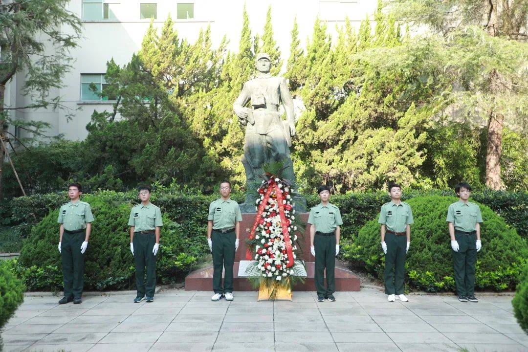 上午7:30,晋元高级中学部分学校师生肃立在爱国将领谢晋元将军铜像前