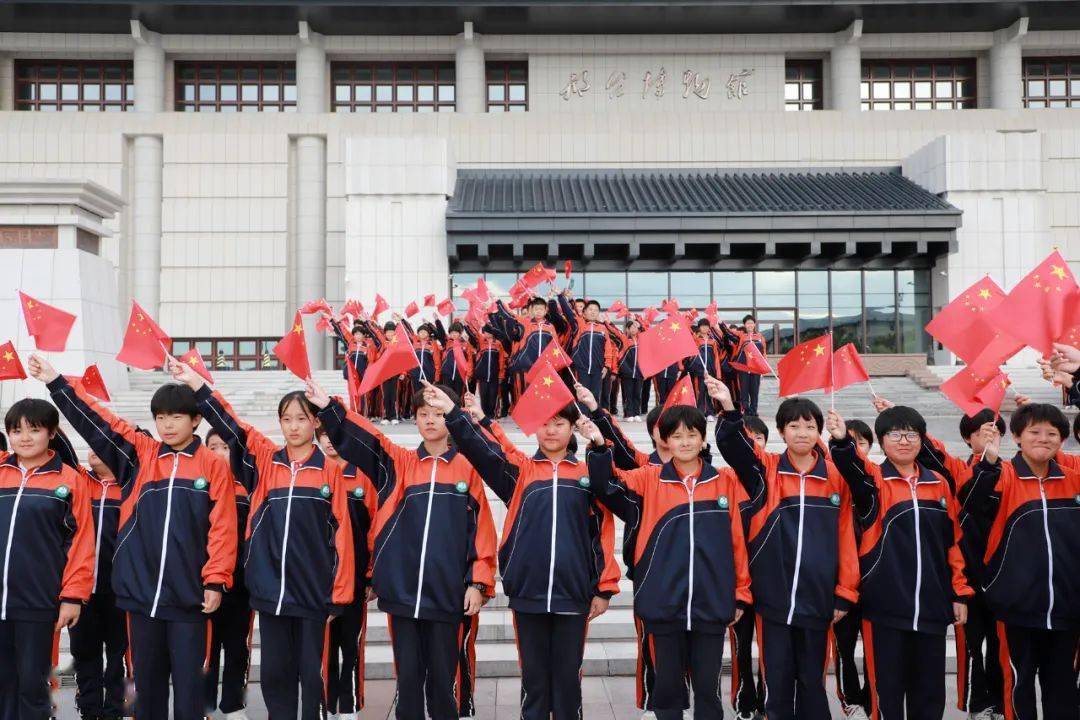 在富有历史底蕴的邢台博物馆前,同学们胸前的红领巾,红色的校服,和手