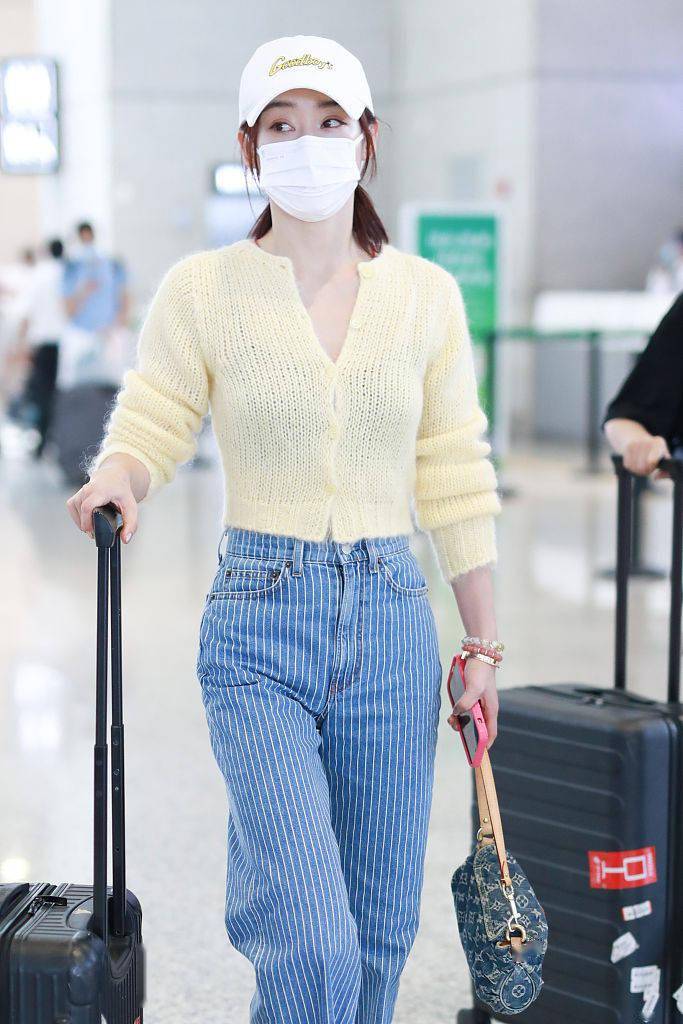 条纹 袁姗姗一身清新邻家机场装 鹅黄色毛衫搭竖条纹长裤温柔可人