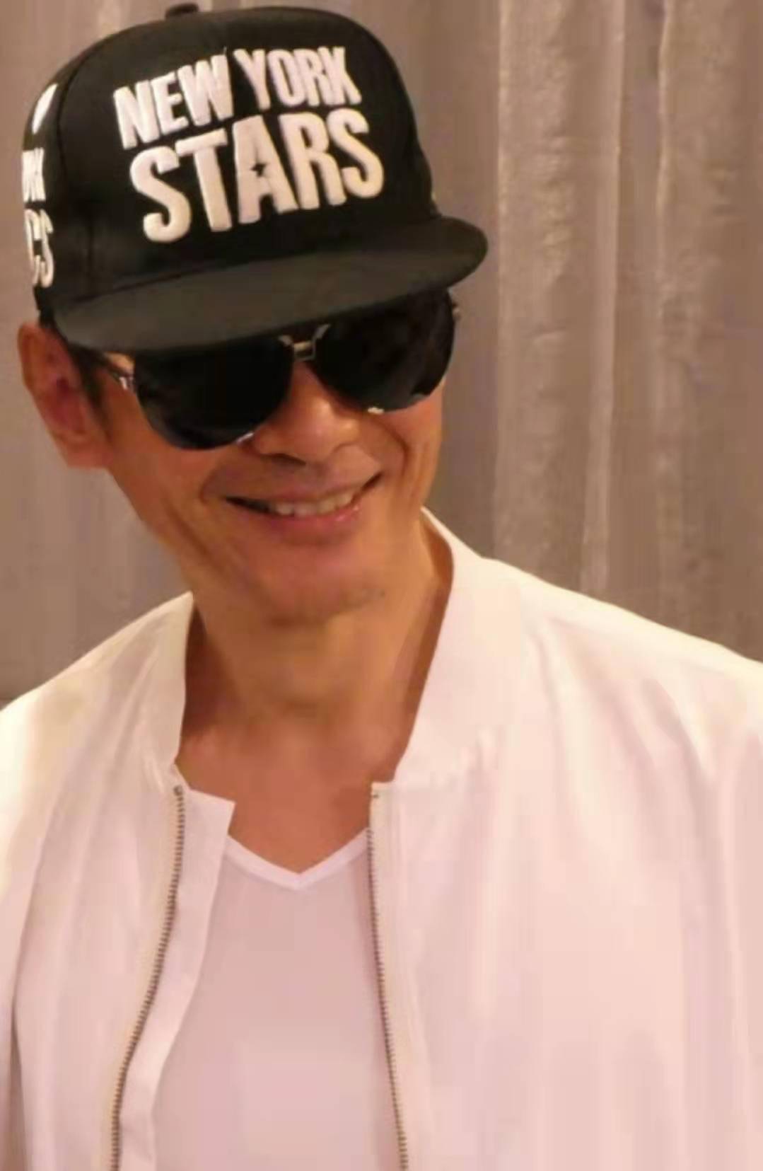 男人最痛!58岁江华曾陷脱发危机长年戴帽,如今头发已变浓密乌黑