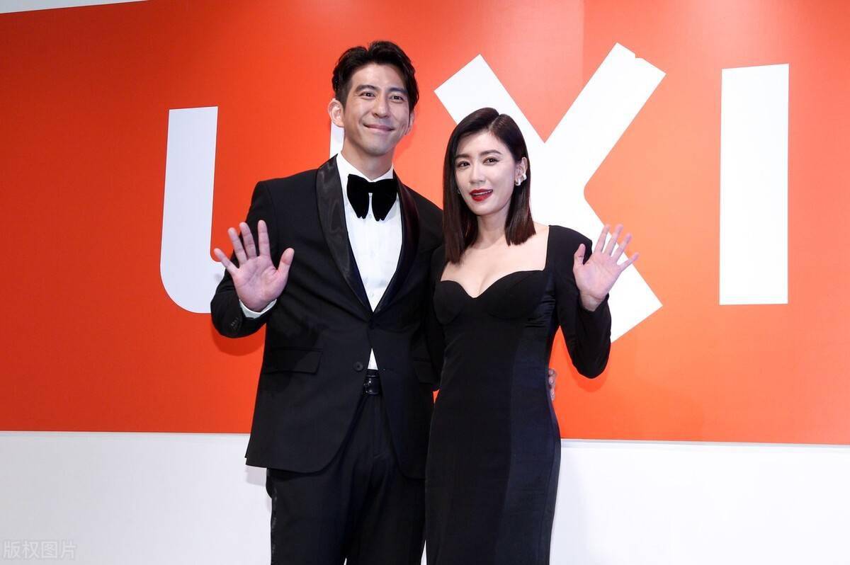 贾静雯 贾静雯黑色修身长裙，40多岁了 还这么漂亮