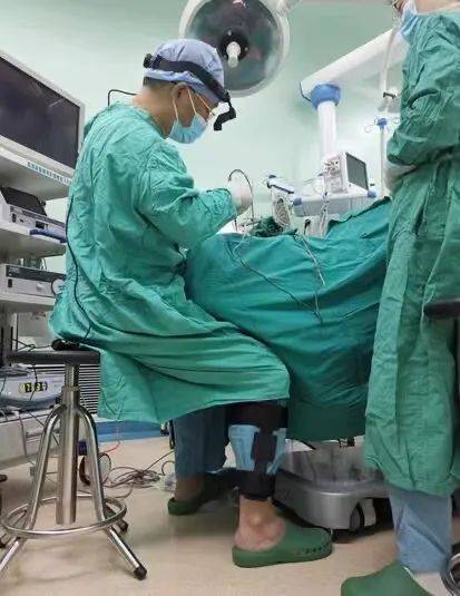 网友|冲上热搜！青岛一医生变身“钢铁侠”！网友：受过伤，真的知道这个疼……