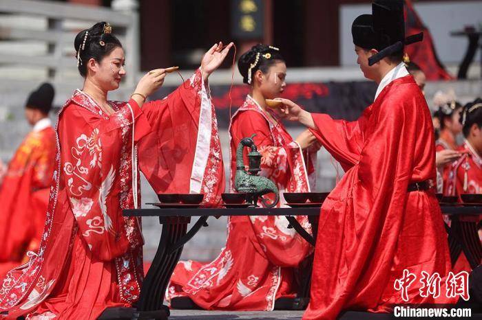 汉式婚礼,还原汉婚场景. 泱波 摄新人参加汉服婚礼仪式.