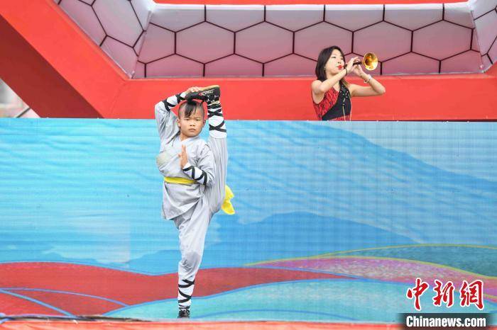 武术|湖南长沙：近百名青少年演绎传统文化