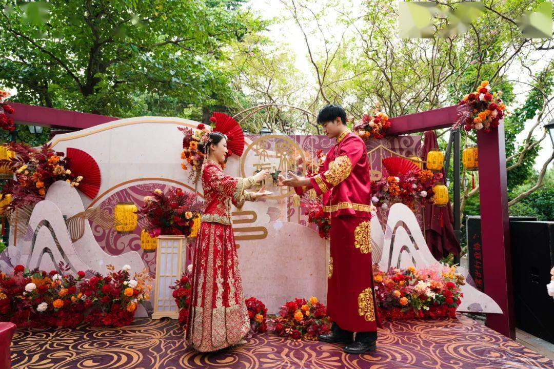 更是将太平角庭院婚礼秀推向高潮,现场融合了婚礼场地,现场布展,婚礼