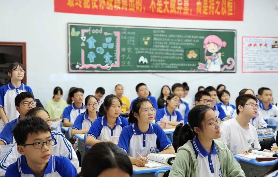 宁乡市教育研究中心深入宁乡一中滨江中学开展教育教学视导