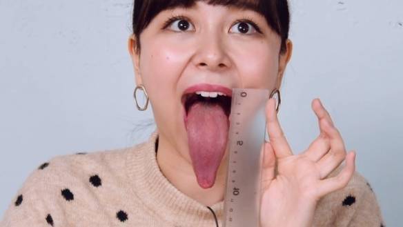女生舌头特别长图片