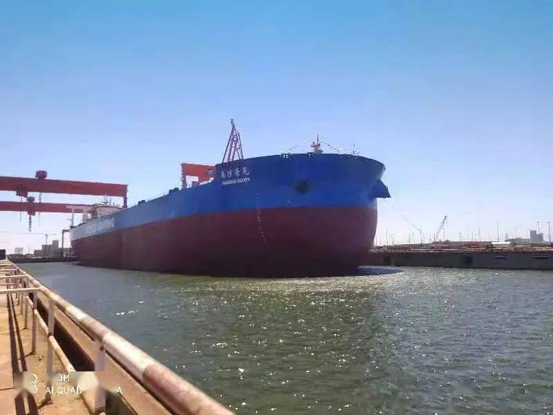 天津新港325万吨矿砂船南沙荣光交船