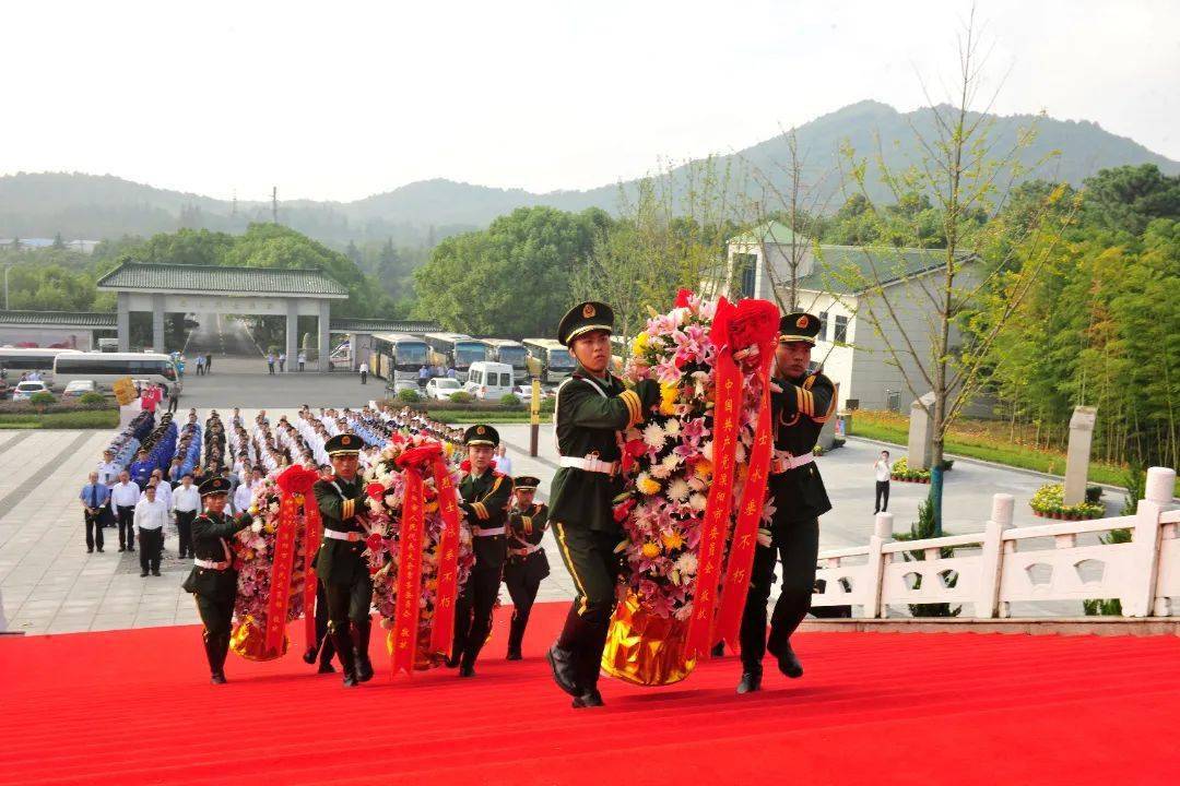 上午9时许,仪式开始,现场奏响了雄壮高亢的《义勇军进行曲》,激昂的