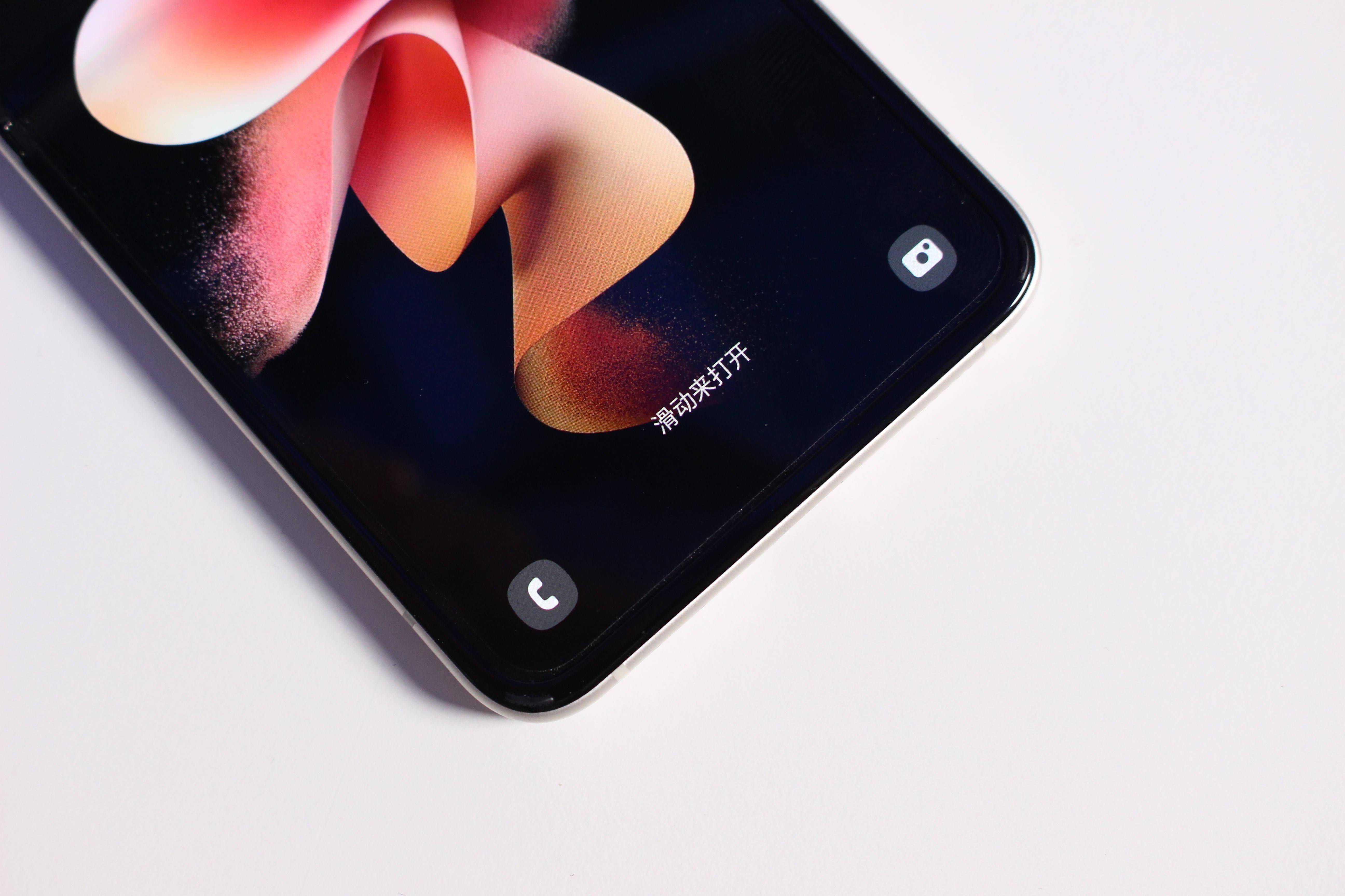 三星galaxy z flip3 5g图赏:能放在上衣口袋的小小"粉饼盒"