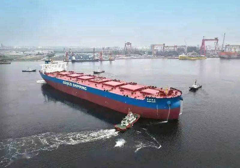 天津新港325万吨矿砂船南沙荣光交船