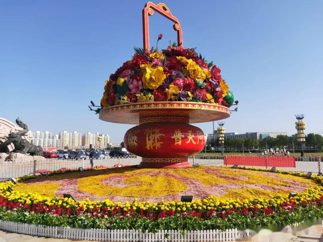 红旗鲜花齐上阵礼赞祖国日日新