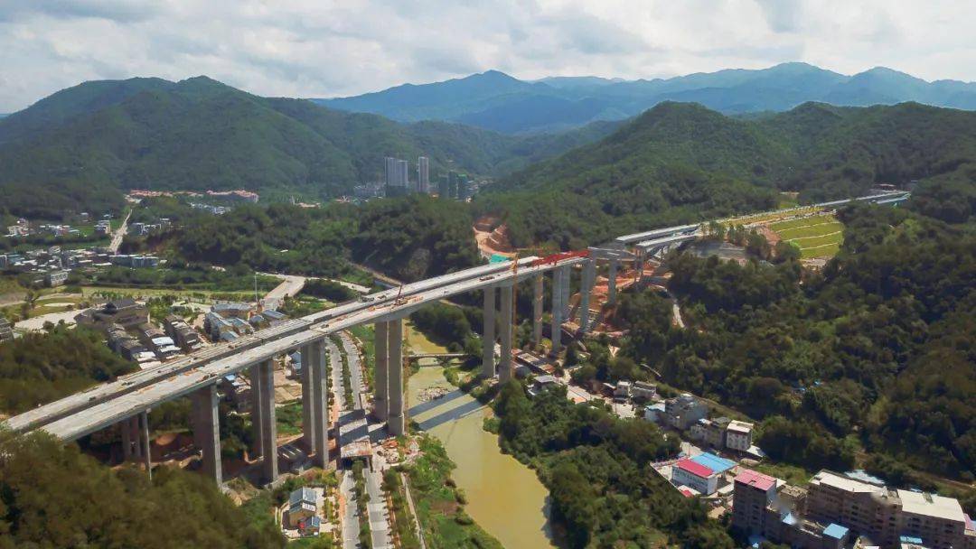 5公里靖永高速全线最长隧道左洞顺利贯通