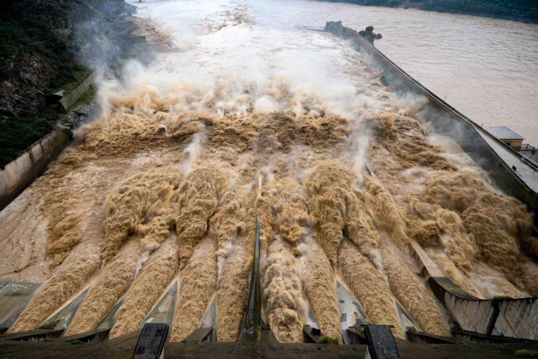 迎峰而战最大洪峰流量正通过三门峡水利枢纽