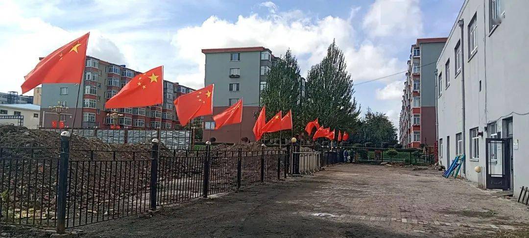 山河屯局:欢欢喜喜迎国庆 悬挂最美"中国红"