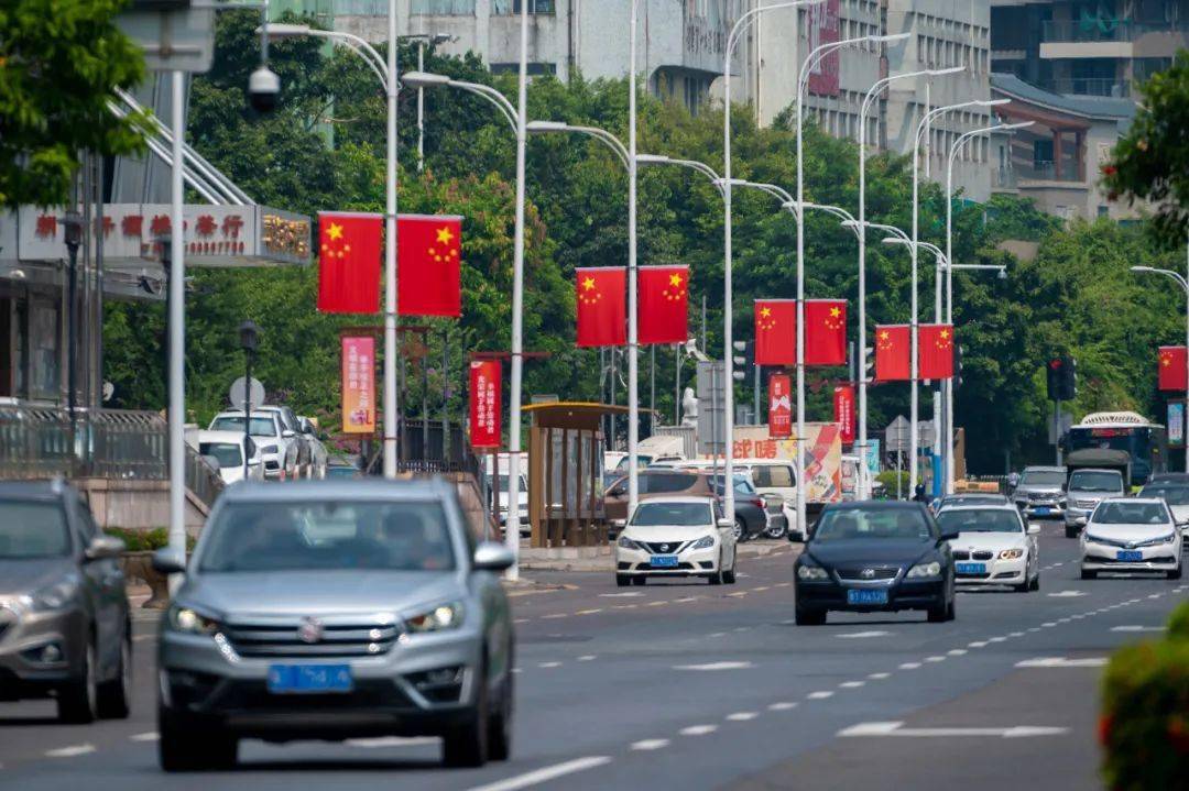 中山喜迎国庆节的街景感受节前这座城市脉搏感受车流涌动感受着中山