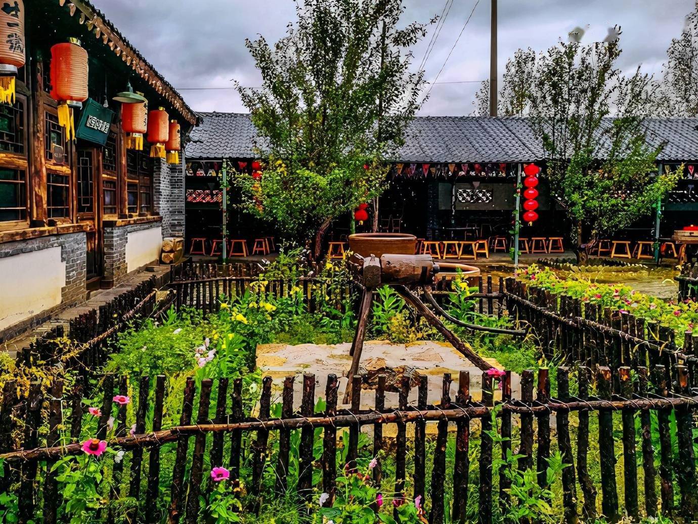 这组建筑是围场最有代表性的满族三合院,一正房,两厢房,青砖青瓦,虎皮