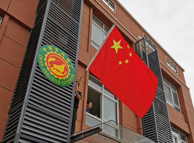 红旗飘飘迎风展 临潼国庆氛围浓——_五星红旗