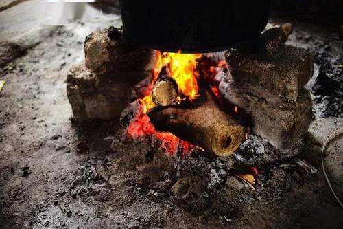 形容边防不安宁,四处有敌人进犯放火烧山 比喻煽风点火,挑拨离间 篝火