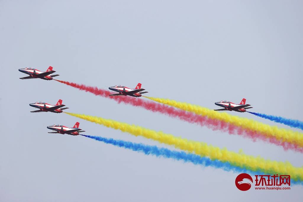 【图集】空军航空大学红鹰飞行表演队拉彩烟献礼国庆