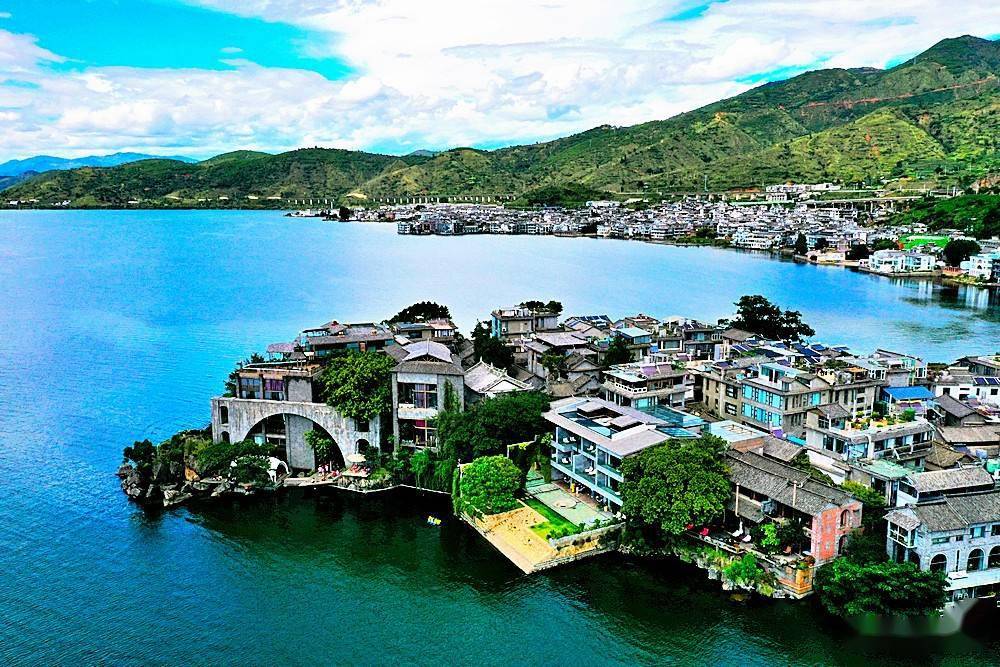 空中鸟瞰美丽的大理洱海双廊镇