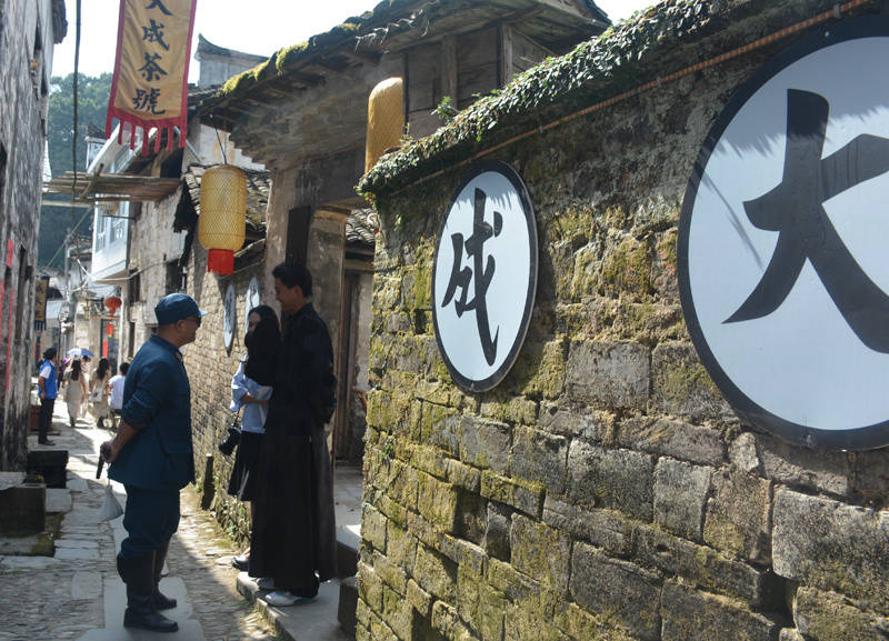 大型红色沉浸式剧本杀游戏《严台烽火1929》在江西浮梁上演